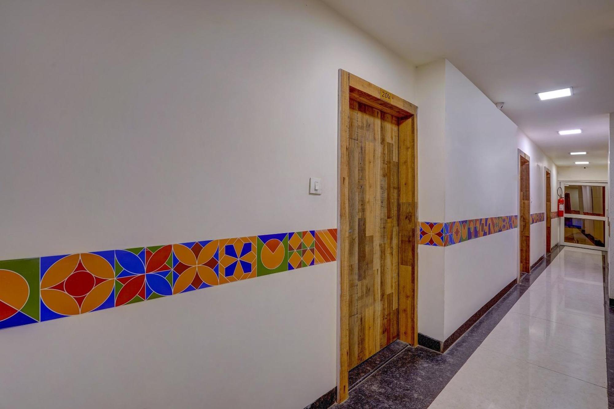 Super Hotel O Traveller Inn Лакнау Екстериор снимка