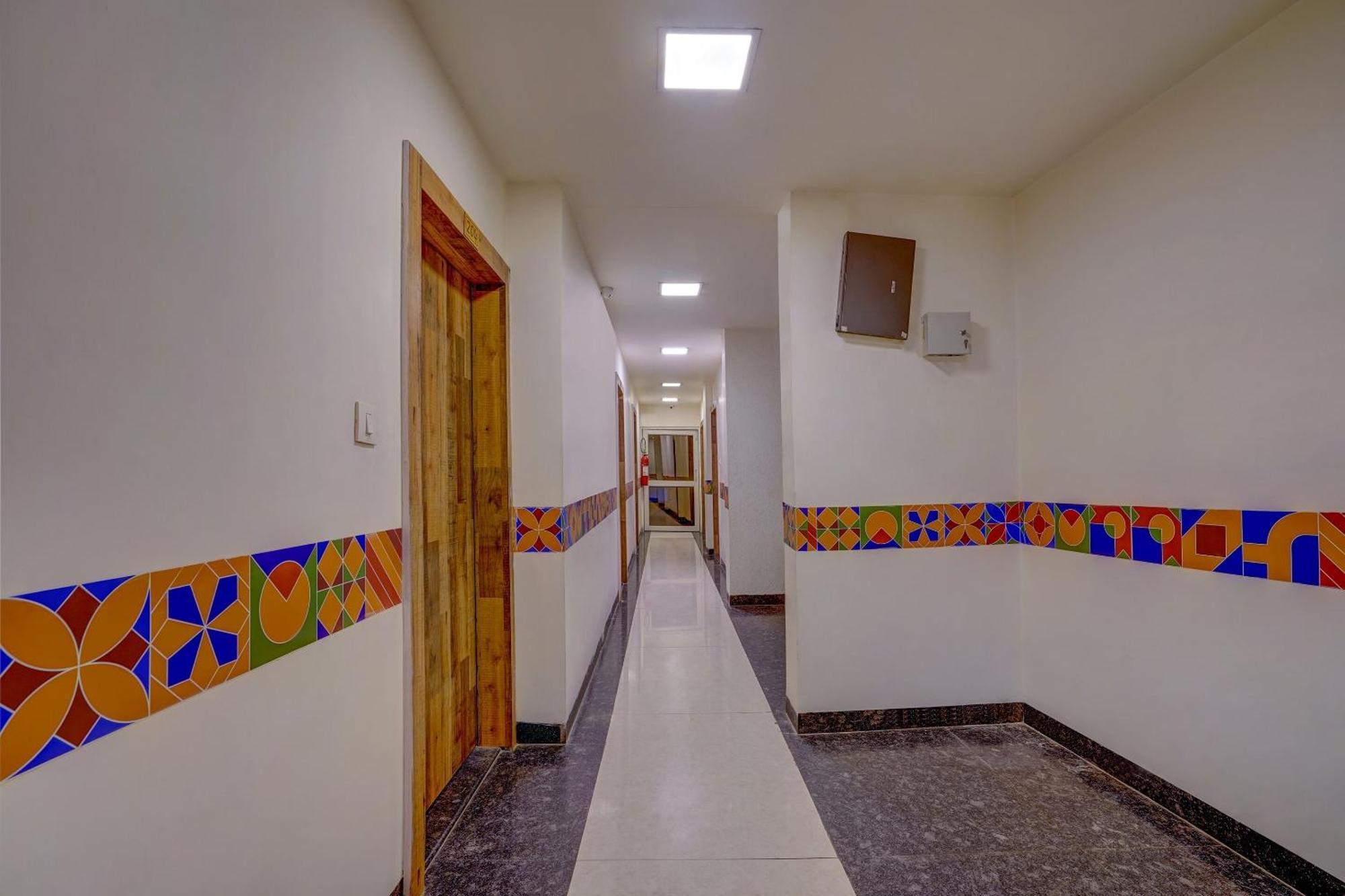 Super Hotel O Traveller Inn Лакнау Екстериор снимка