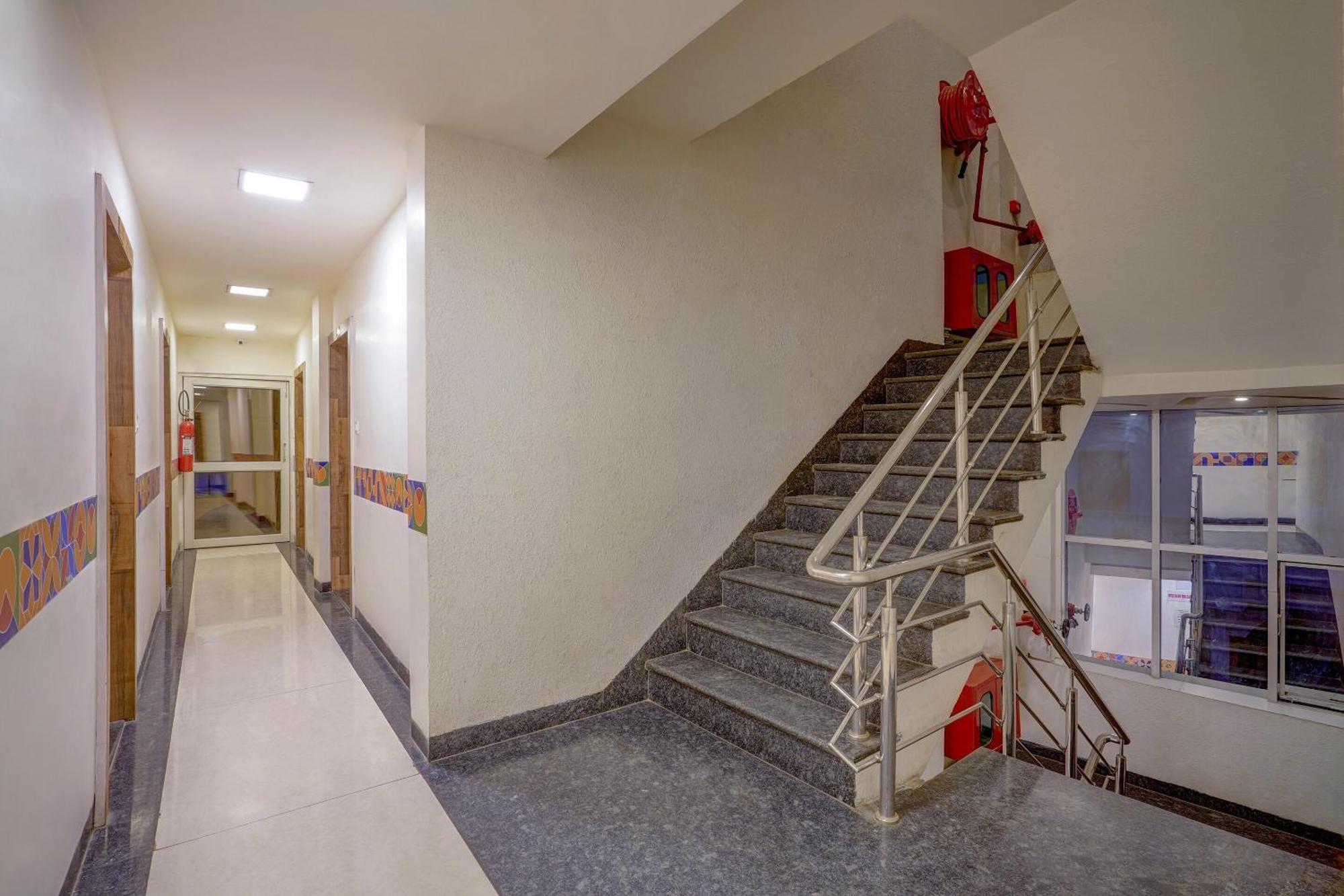 Super Hotel O Traveller Inn Лакнау Екстериор снимка